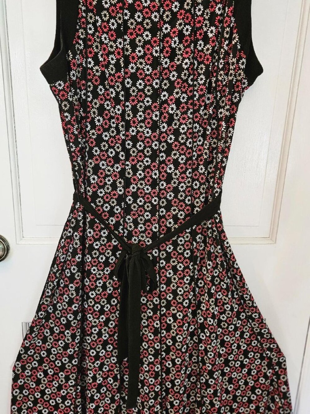 Stretchy sleeveless Perceptions (NY) black/red daisies print dress
